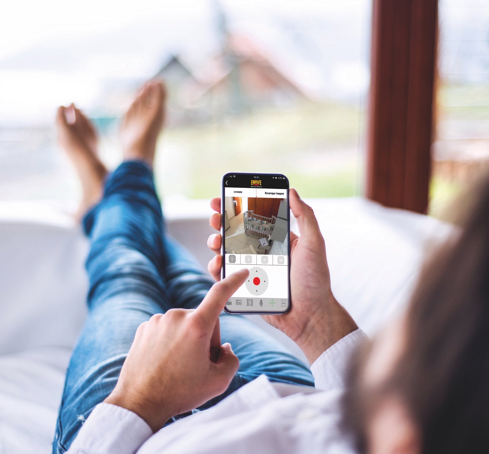 Cliente usando App Emive para monitoramento de câmeras de segurança Wi-Fi